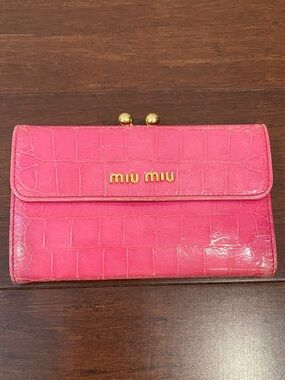 miu miu pink kiss lock wallet